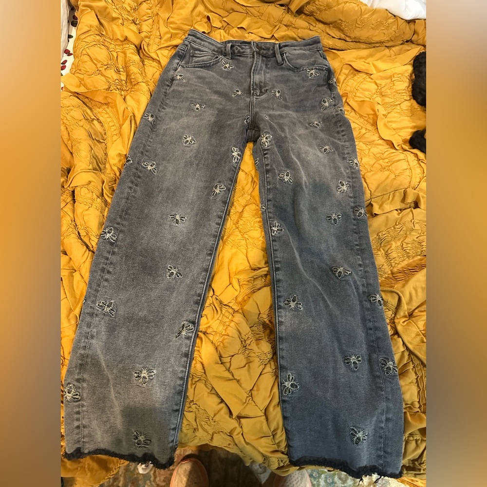 Driftwood jeans with embroidered bees. Perfect Condition